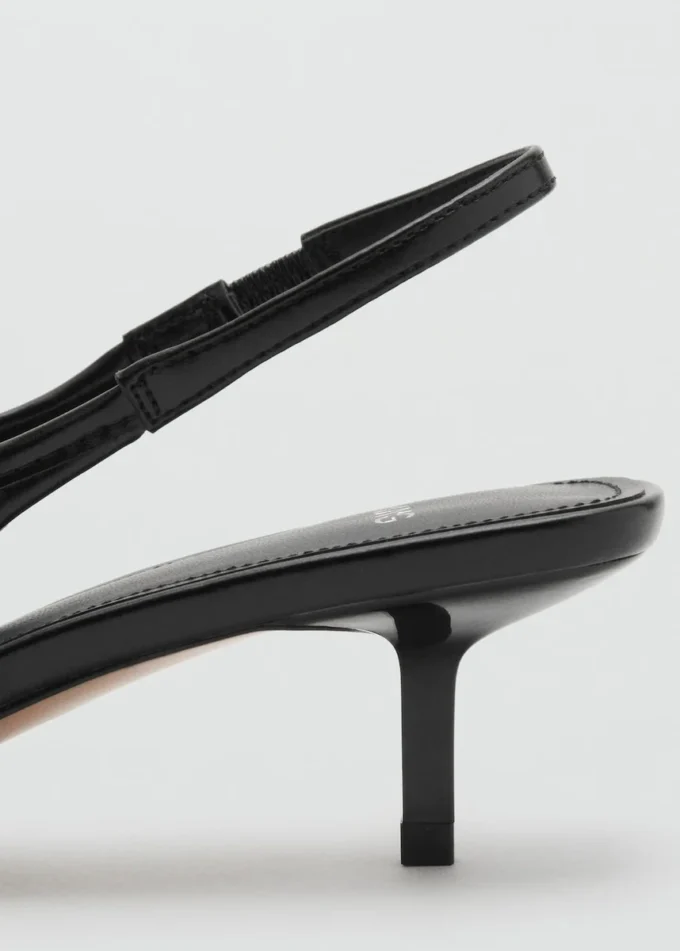 Scarpe con tacco a spillo e fibbia in rete Scarpe con tacco a spillo e fibbia in rete