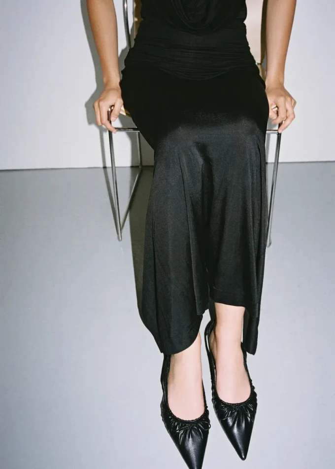 Scarpe con tacco alto e fiocco arricciato Scarpe con tacco alto e fiocco arricciato