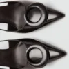 Scarpe con tacco alto in vernice con dettaglio ad anello Scarpe con tacco alto in vernice con dettaglio ad anello