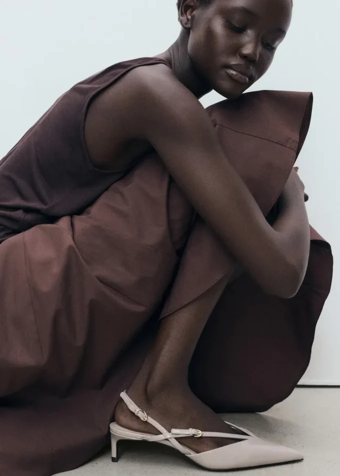 Scarpe con tacco basso e cinturini Scarpe con tacco basso e cinturini