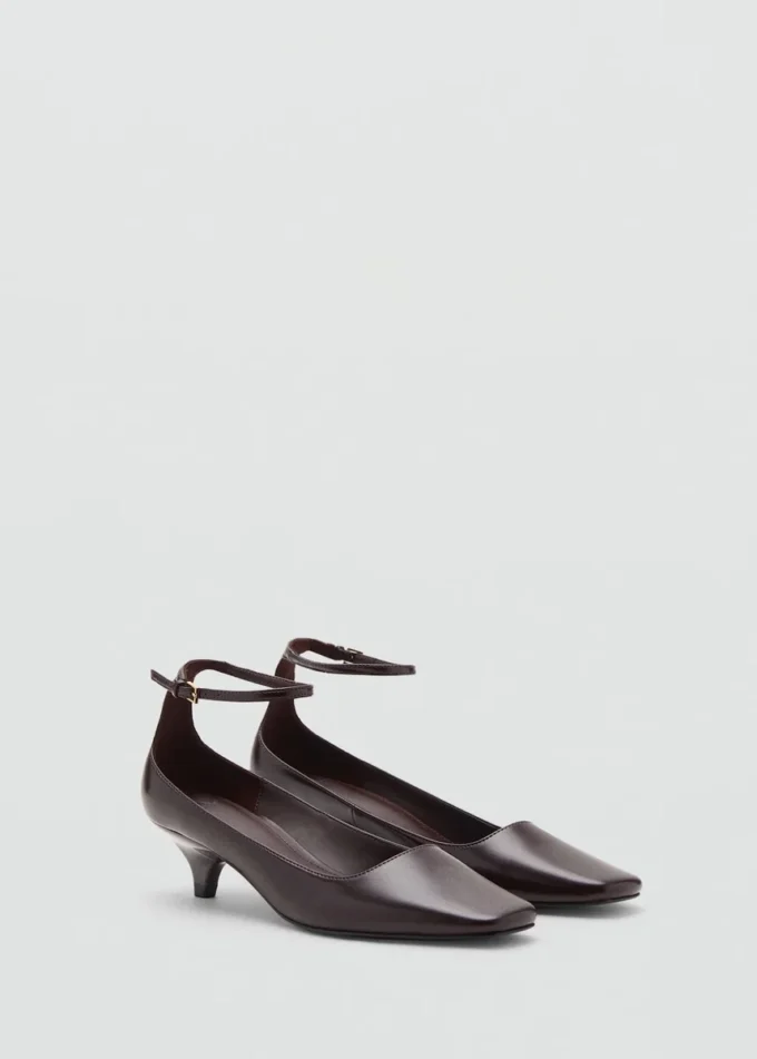 Scarpe con tacco basso e cinturino alla caviglia Scarpe con tacco basso e cinturino alla caviglia