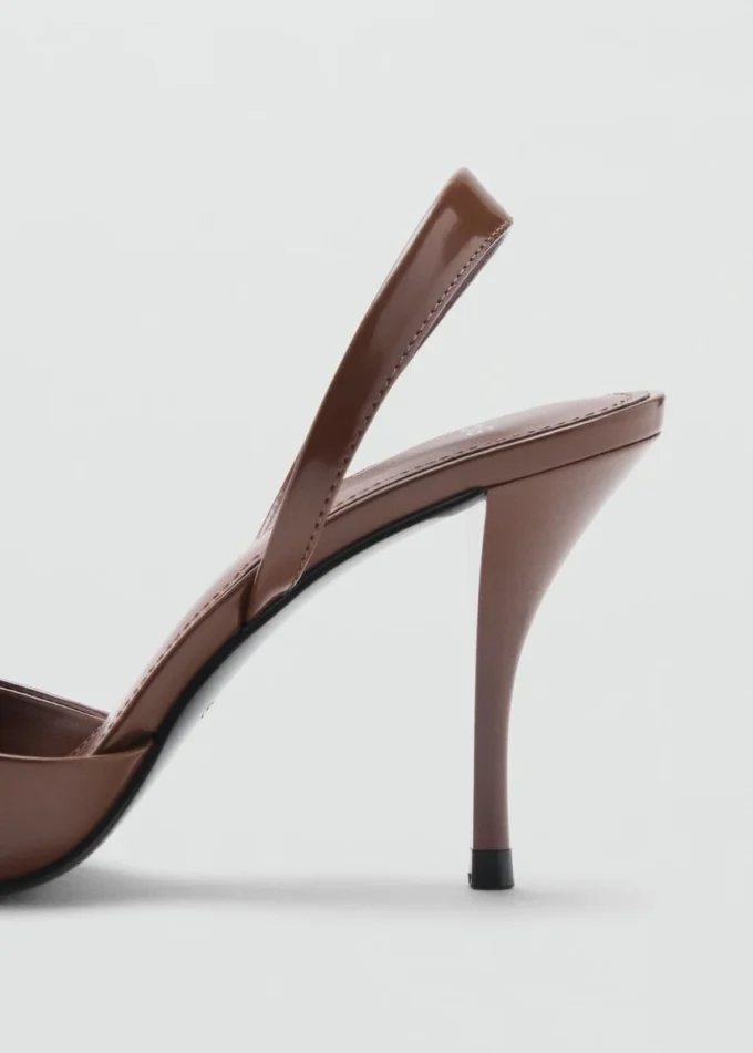 Scarpe décolleté in vernice con punta affusolata Scarpe décolleté in vernice con punta affusolata