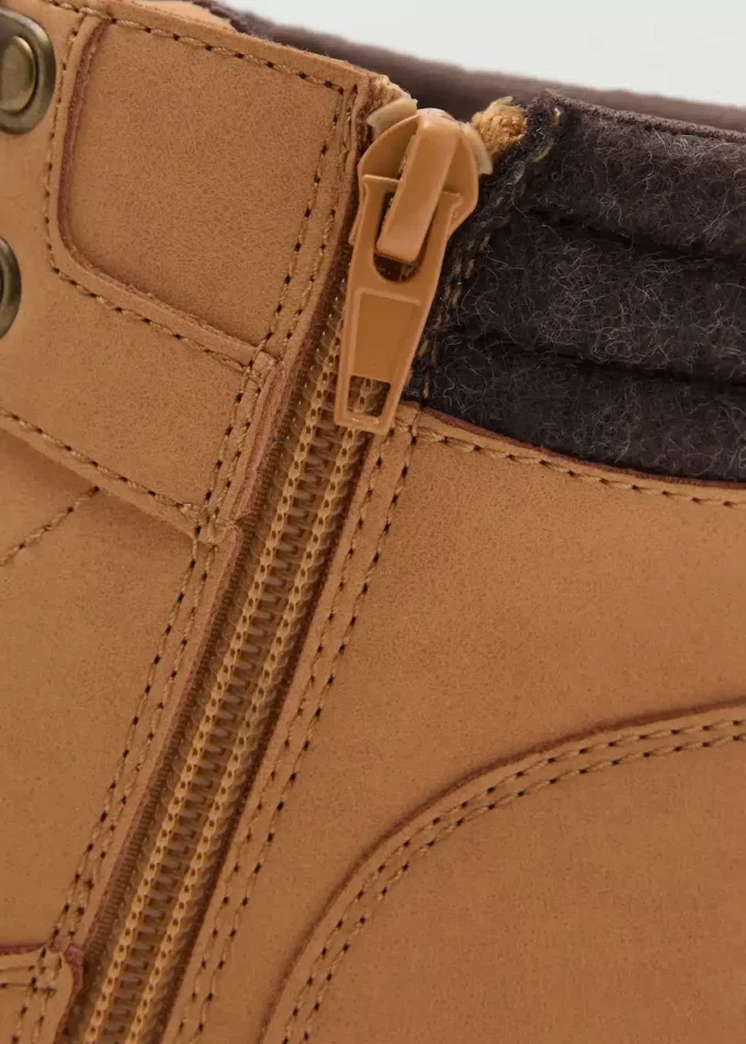 Scarponcini da montagna con lacci Scarponcini da montagna con lacci