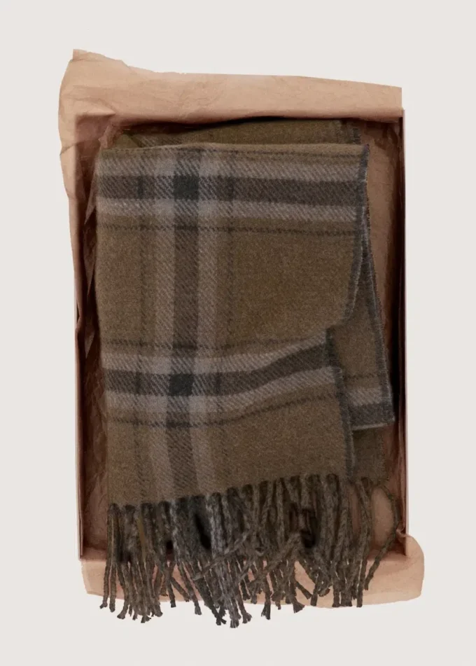 Sciarpa a quadri con frange Sciarpa a quadri con frange