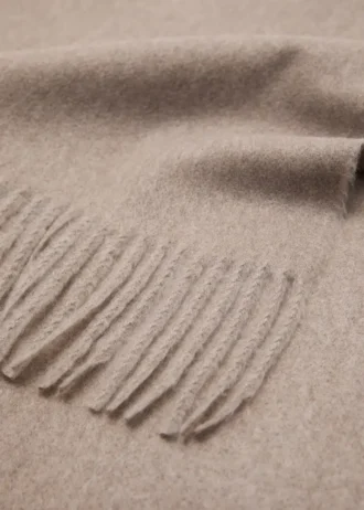 Sciarpa con bordi sfrangiati