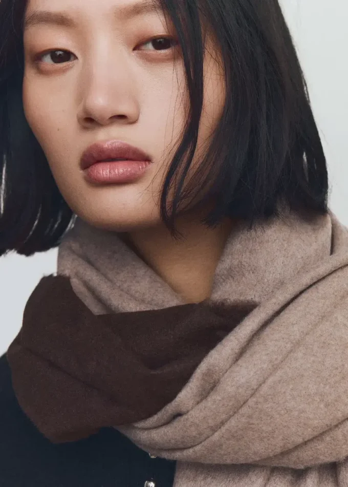 Sciarpa con bordi sfrangiati Sciarpa con bordi sfrangiati