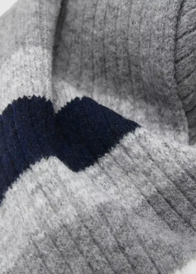 Sciarpa lavorata a maglia a righe Sciarpa lavorata a maglia a righe