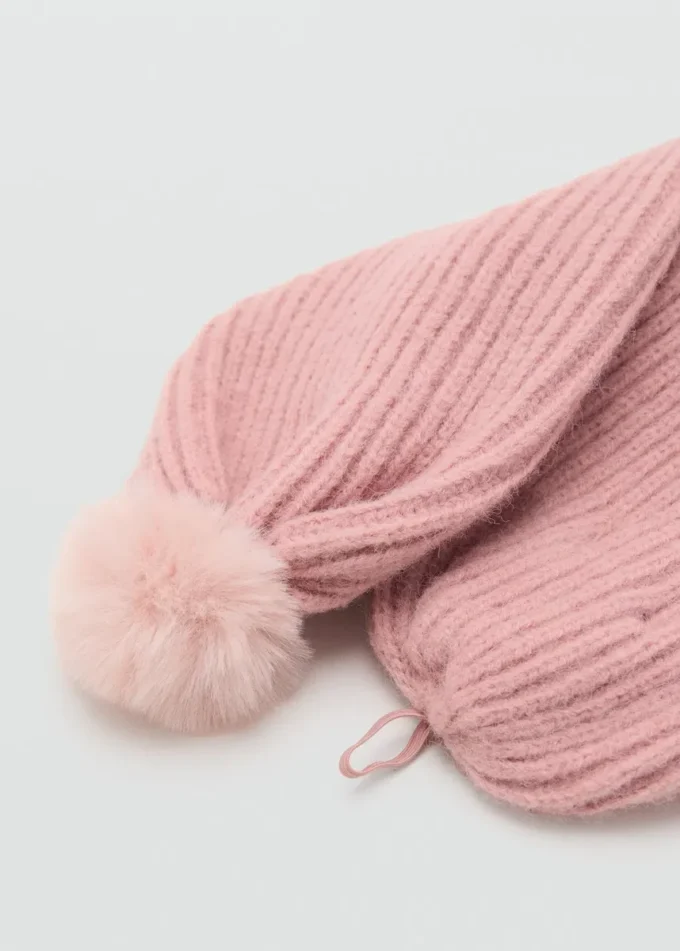 Sciarpa lavorata a maglia con nappine Sciarpa lavorata a maglia con nappine