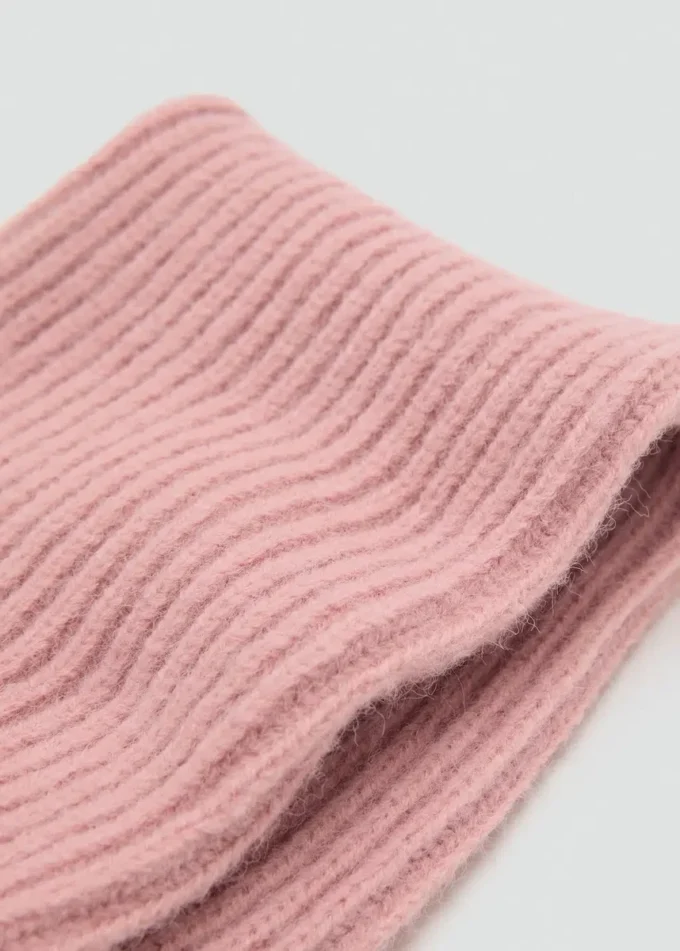 Sciarpa lavorata a maglia con nappine Sciarpa lavorata a maglia con nappine