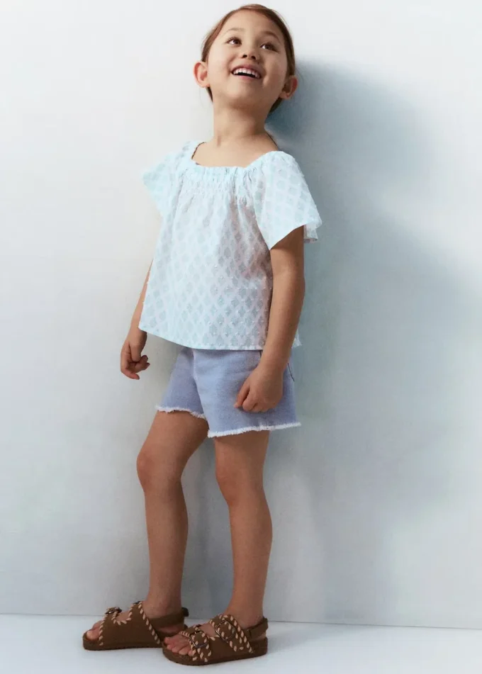 Shorts in denim con orlo sfrangiato