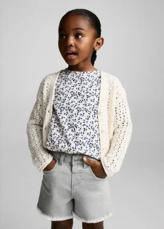 Shorts in denim con orlo sfrangiato