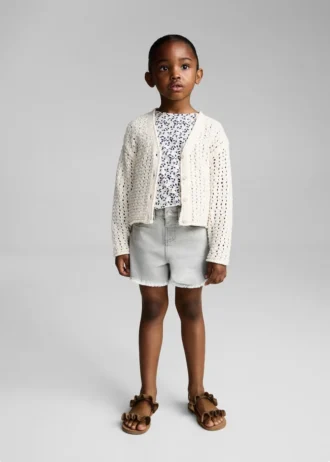 Shorts in denim con orlo sfrangiato