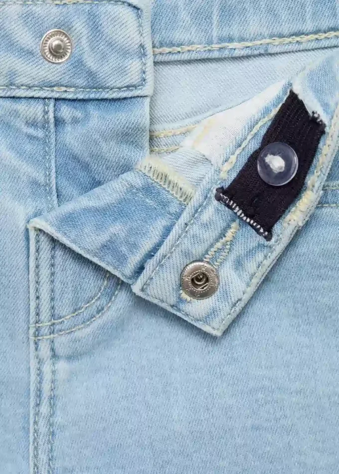 Shorts in denim con orlo sfrangiato