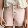 Shorts in denim con orlo sfrangiato Shorts in denim con orlo sfrangiato