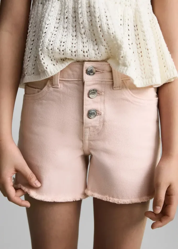 Shorts in denim con orlo sfrangiato Shorts in denim con orlo sfrangiato