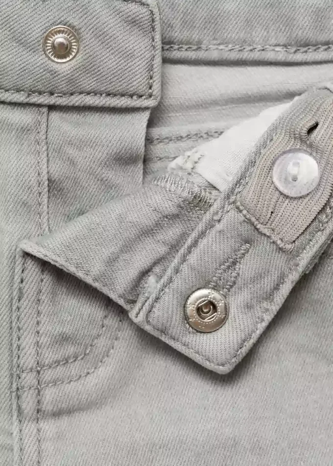 Shorts in denim con orlo sfrangiato Shorts in denim con orlo sfrangiato