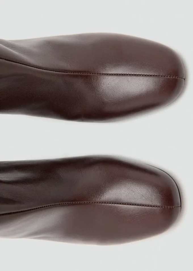 Stivale con tacco in pelle Stivale con tacco in pelle