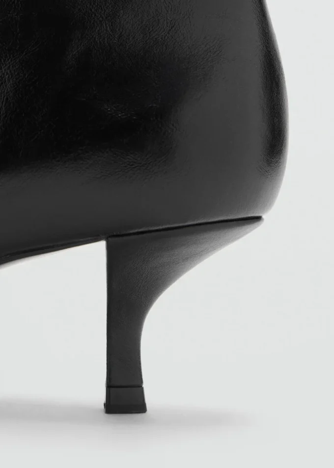 Stivaletti con tacco basso e punta affusolata Stivaletti con tacco basso e punta affusolata