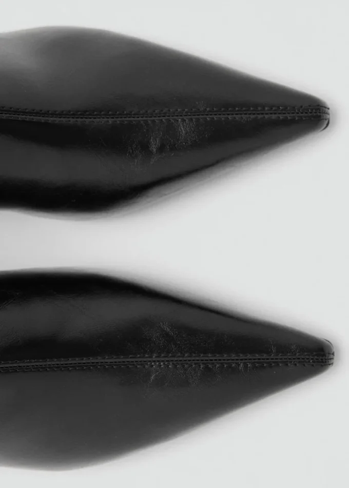 Stivaletti con tacco basso e punta affusolata Stivaletti con tacco basso e punta affusolata