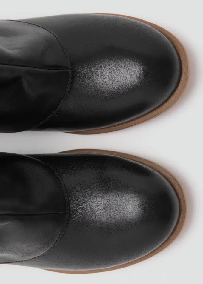 Stivaletti in pelle con dettagli ricamati Stivaletti in pelle con dettagli ricamati