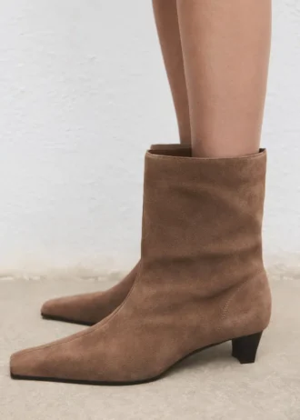 Stivaletti in pelle scamosciata