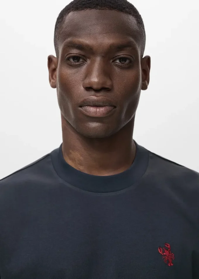 T-shirt 100% cotone con dettaglio ricamato T-shirt 100% cotone con dettaglio ricamato