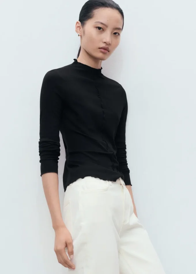 T-shirt a costine con bordi smerlati T-shirt a costine con bordi smerlati