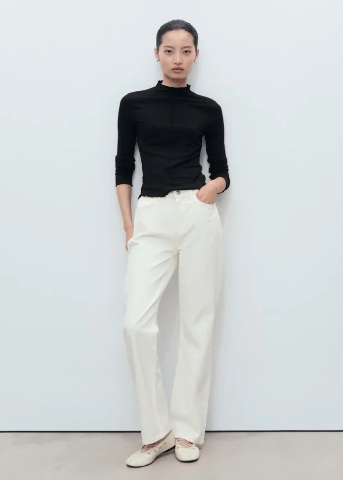 T-shirt a costine con bordi smerlati T-shirt a costine con bordi smerlati