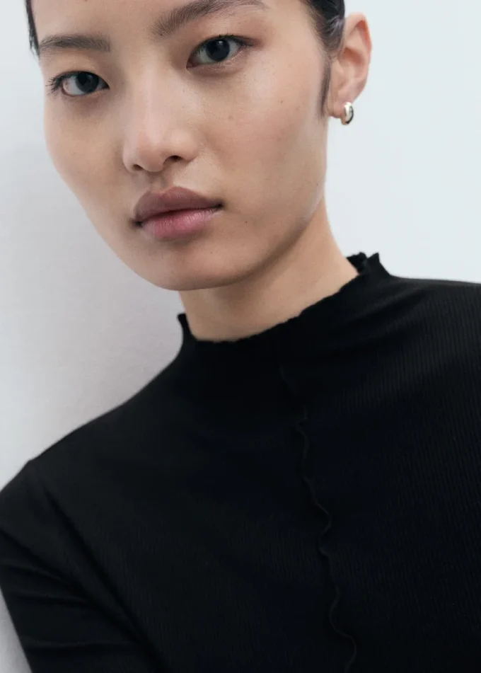 T-shirt a costine con bordi smerlati T-shirt a costine con bordi smerlati