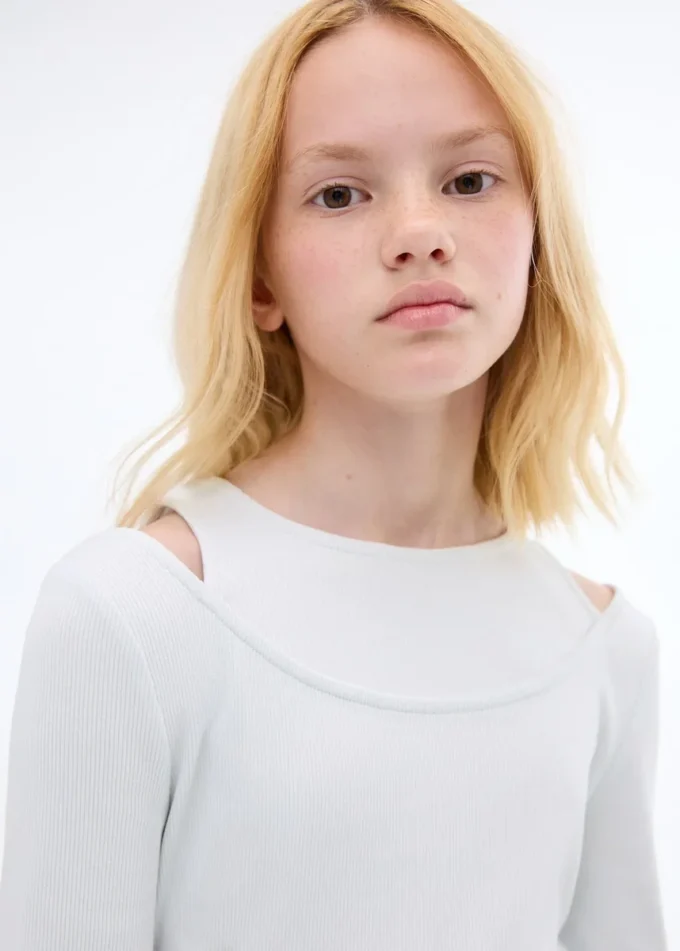 T-shirt a costine con cut-out T-shirt a costine con cut-out