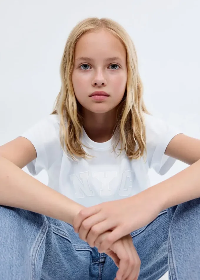 T-shirt a maniche corte ricamata