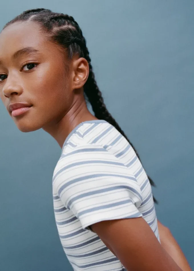 T-shirt a righe con colletto a contrasto T-shirt a righe con colletto a contrasto