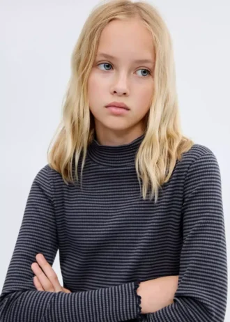 T-shirt a righe con orlo smerlato T-shirt a righe con orlo smerlato