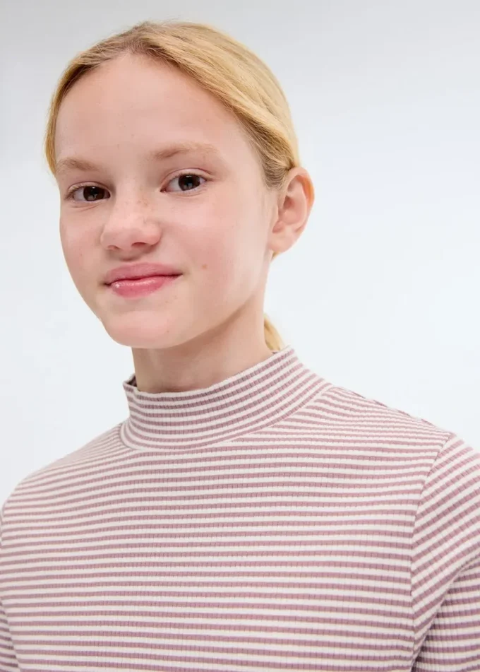 T-shirt a righe con orlo smerlato T-shirt a righe con orlo smerlato