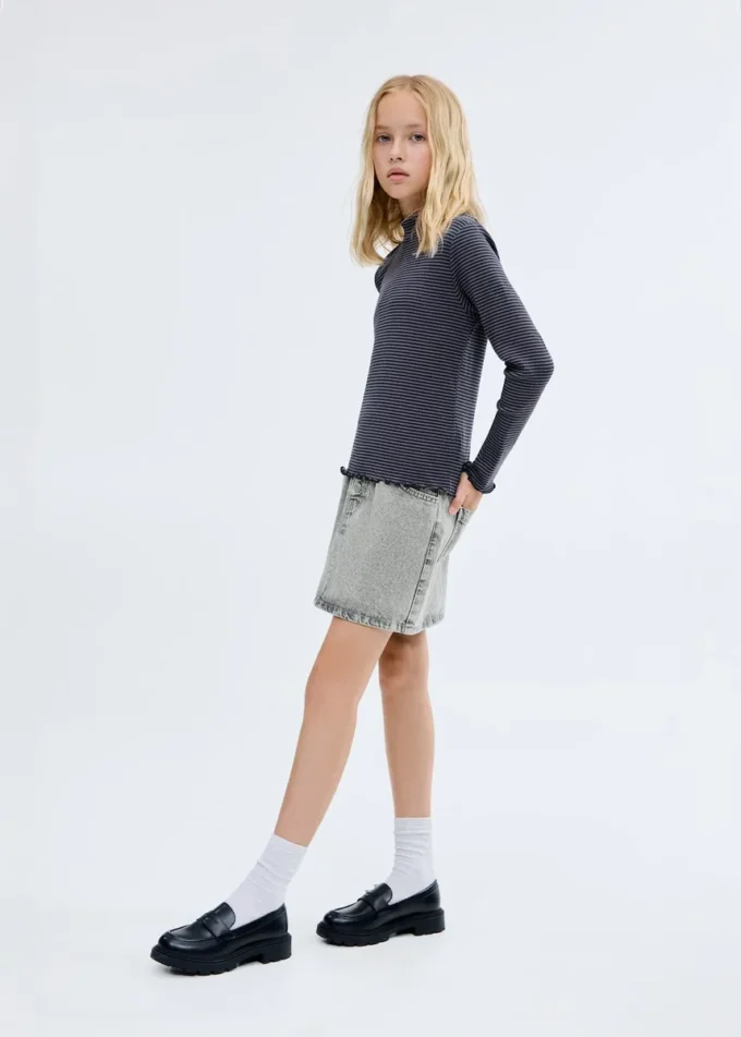 T-shirt a righe con orlo smerlato T-shirt a righe con orlo smerlato