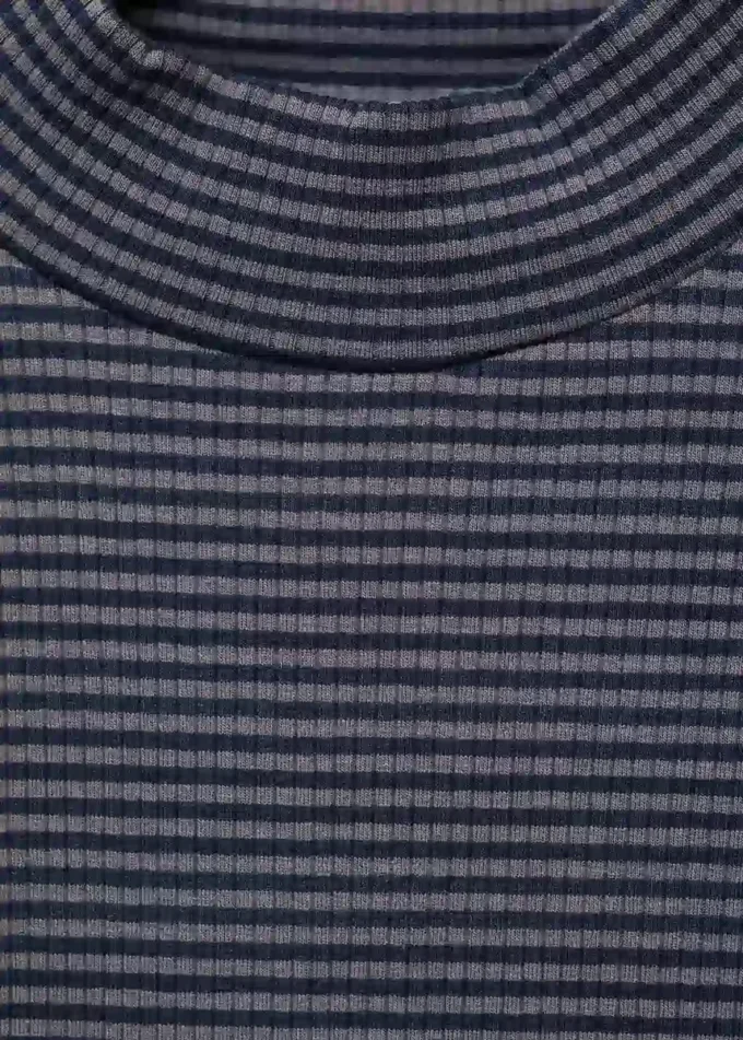 T-shirt a righe con orlo smerlato T-shirt a righe con orlo smerlato