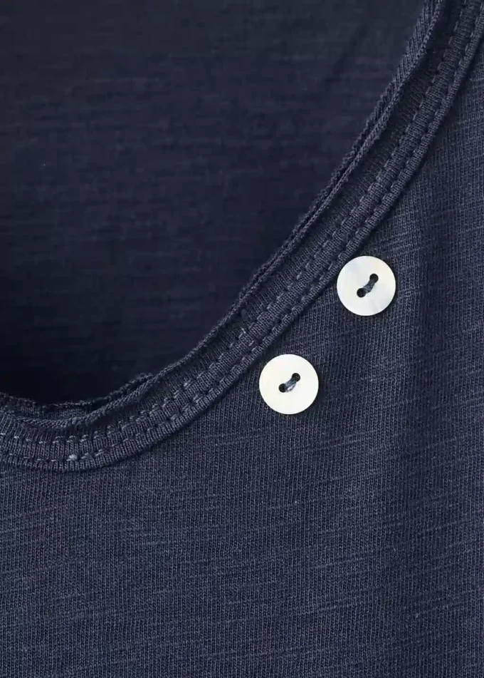 T-shirt con bottoni in madreperla