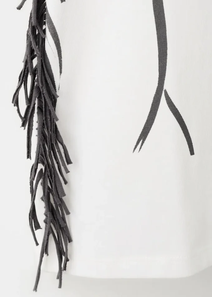 T-shirt con cavallo sfrangiato T-shirt con cavallo sfrangiato