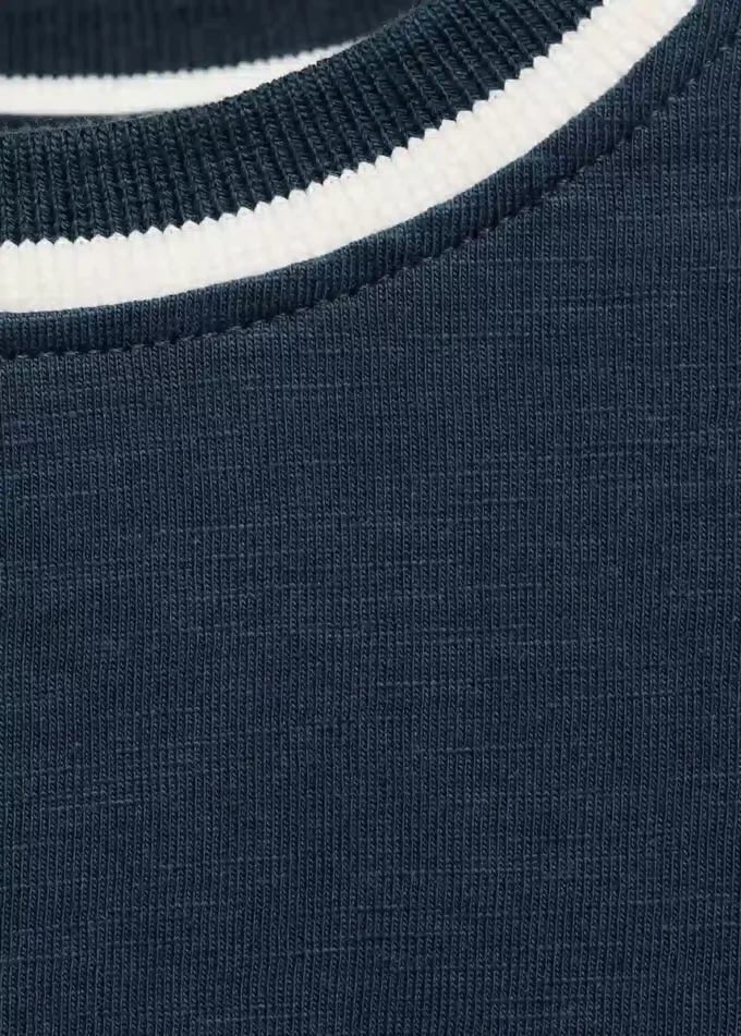 T-shirt con collo a contrasto T-shirt con collo a contrasto