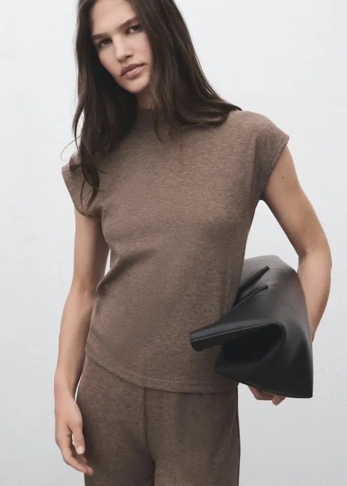 T-shirt con collo alto T-shirt con collo alto