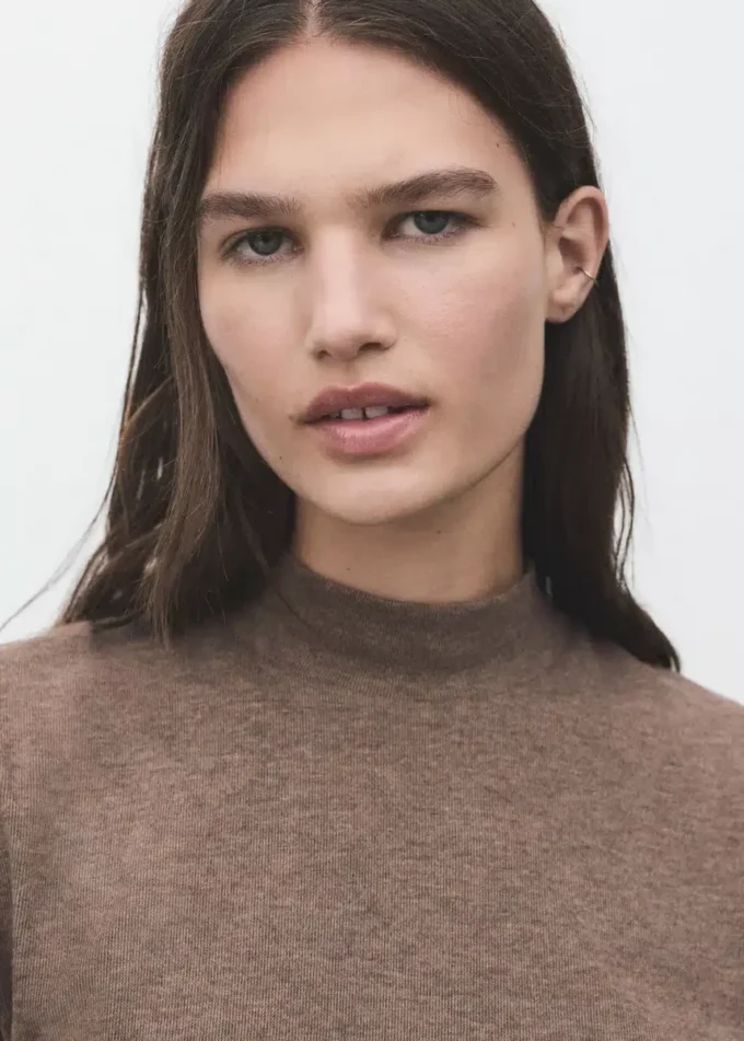 T-shirt con collo alto T-shirt con collo alto