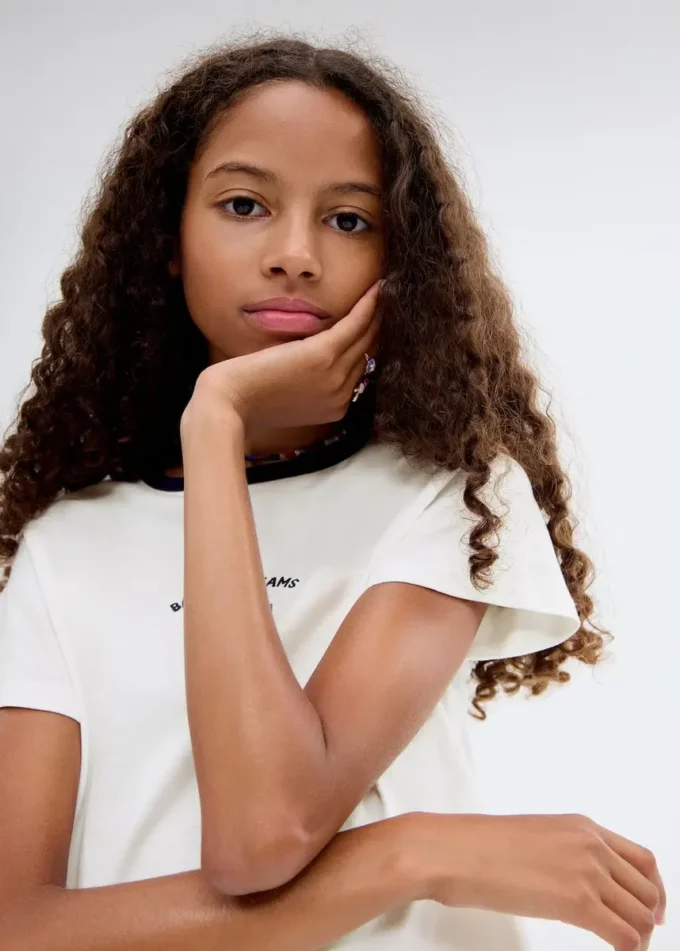 T-shirt con collo ricamato a contrasto