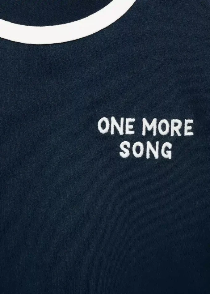 T-shirt con collo ricamato a contrasto T-shirt con collo ricamato a contrasto