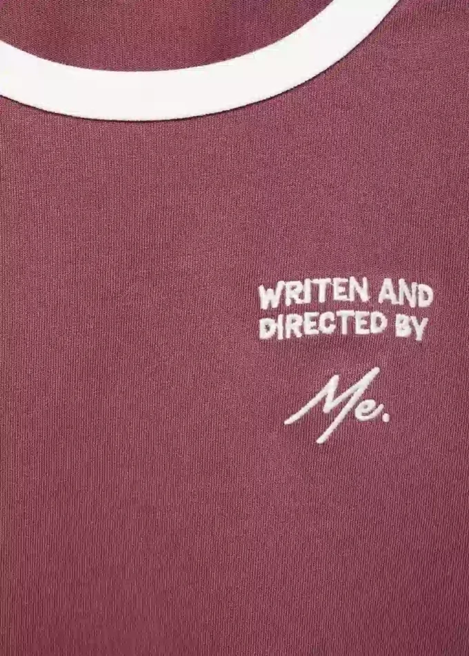 T-shirt con collo ricamato a contrasto