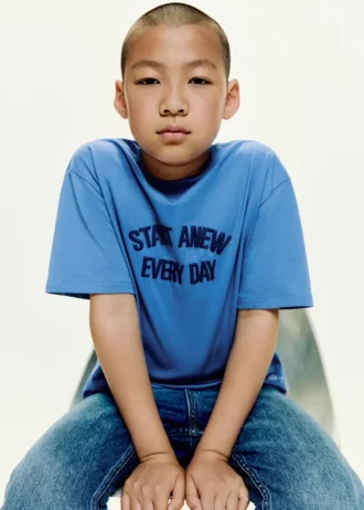 T-shirt con disegno in rilievo