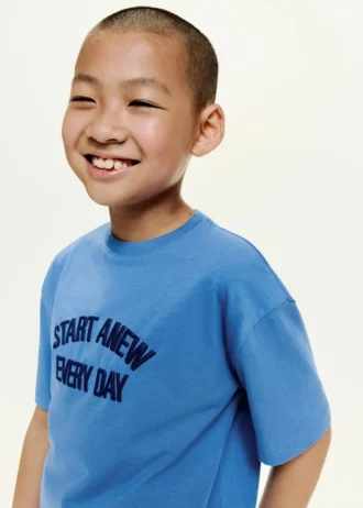 T-shirt con disegno in rilievo