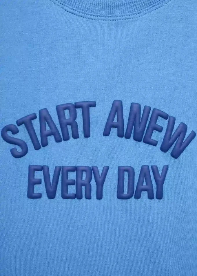 T-shirt con disegno in rilievo T-shirt con disegno in rilievo