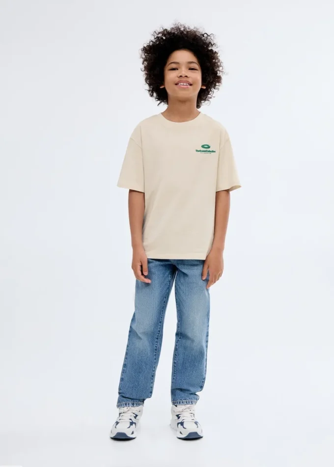 T-shirt con lettere stampate in rilievo