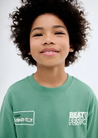 T-shirt con lettere stampate in rilievo