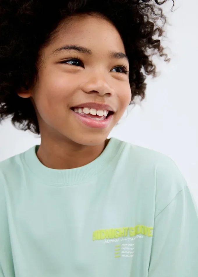 T-shirt con lettere stampate in rilievo T-shirt con lettere stampate in rilievo